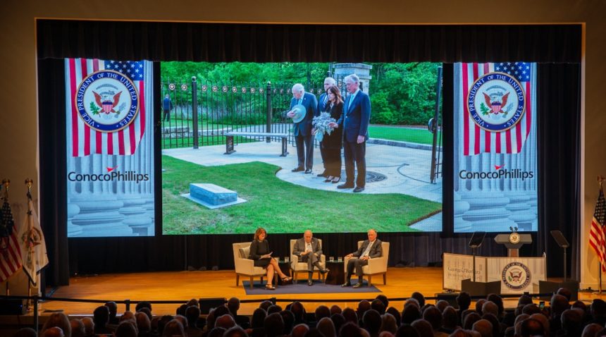 Vice President Mike Pence, Second Lady Karen Pence, Former Vice President Dick Cheney and Former Vice President Dan Quayle paid their respects to George H.W. Bush and Barbara Bush prior to the event.