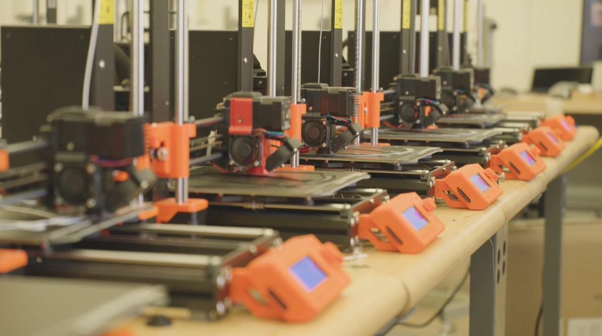 3d printers in a line