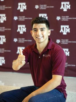 picture of roberto lopez giving a gig 'em