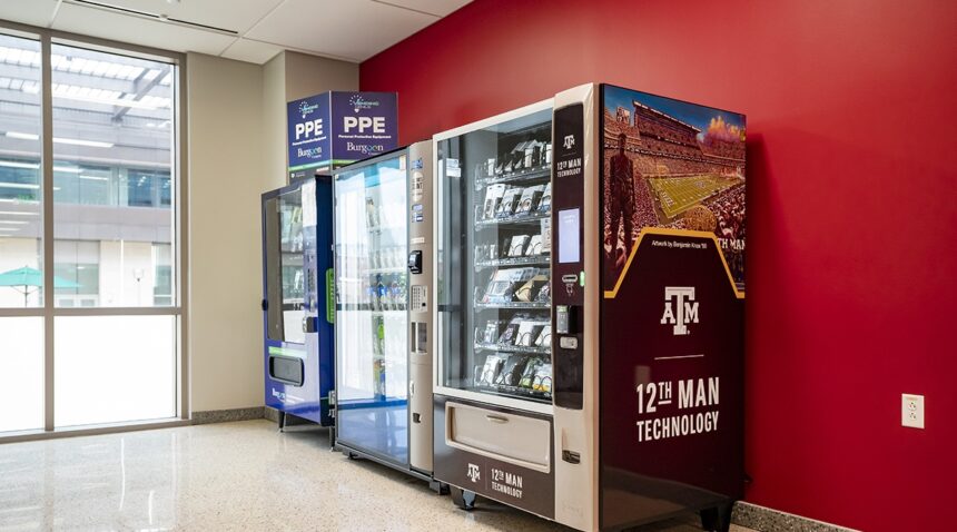 A máquina de venda automática de tecnologia do 12º homem no Edifício Zachry