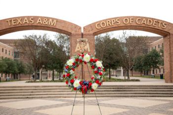 ภาพถ่ายพวงหรีดวางไว้ที่ทางเข้าโค้งของ The Quad ที่ Texas A&M University