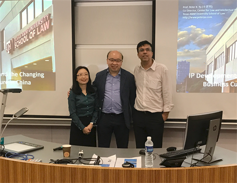 Professor Yu with Associate Professors Hannah Lim Yee Fen (left) and Anil Samtani (right) of Nanyang Business School. (Photo courtesy of Nanyang Business School)